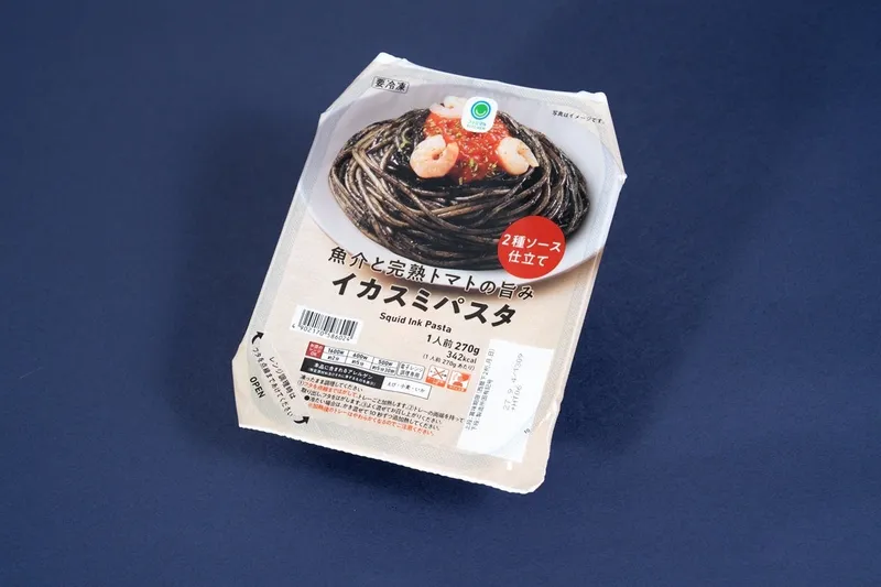 魚介と完熟トマトの旨みイカスミパスタ(ファミリーマート)